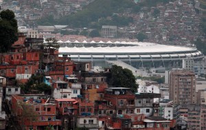 Das 222 Mio. Euro teure Stadion „Fonte Nova“ in Salvador. Im Vordergrund: Die Wohn- & Lebensrealität der Nachbarschaft. Foto: Sergio Moraes/Reuters 