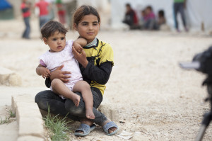 Das syrische Mädchen Samira mit seiner kleinen Schwester im provisorischen Flüchtlingslager Moussa Taleb im Libanon. Bild: Caritas/Sebastian 