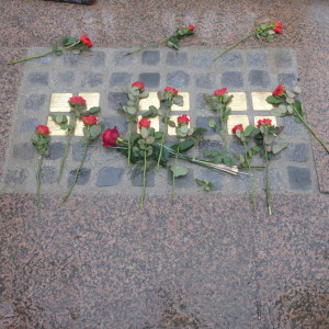 Zum Gedenken an Salzburger NS-Opfer wurden auf dem Südtiroler Platz vor dem Hauptbahnhof unmittelbar vor dem Anifaschismus-Mahnmal weitere Stolpersteine verlegt. 