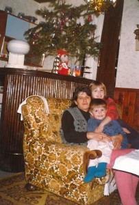 Weihnachten mit Weihnachtsbaum - Mama, meine Schwester Adisa und ich[1]