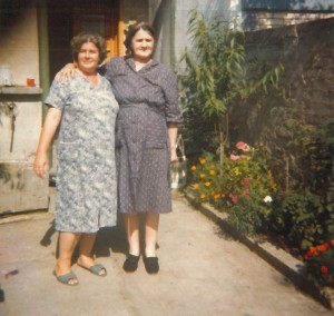 muslimische Großmutter mit serbisch-orthodoxer Oma[1]