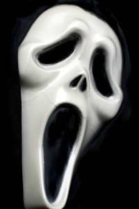 Ghostface – eine der populärsten Halloween-Verkleidungen von creepyhalloweenimages (Ghostface Mask) [CC BY 2.0 (http://creativecommons.org/licenses/by/2.0)], via Wikimedia Commons