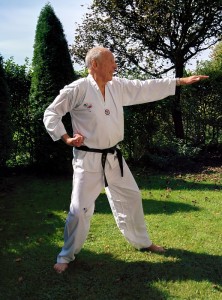 Mindestens 45 Minuten lang macht Guy Eschig jeden Tag Taekwondo-Übungen. (c) Harald Saller 