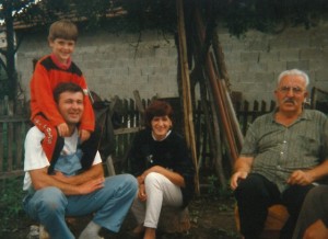 Papa, Mama, mein muslimischer Großvater Kemal und ich in Bosnien[1]