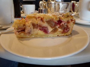 Die älteren Damen in Augsburg haben Geschmack – so feine Kuchen gabs im Café