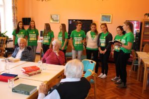Die Schülerinnen vom BAKIP Salzburg präsentieren ihre Lieder